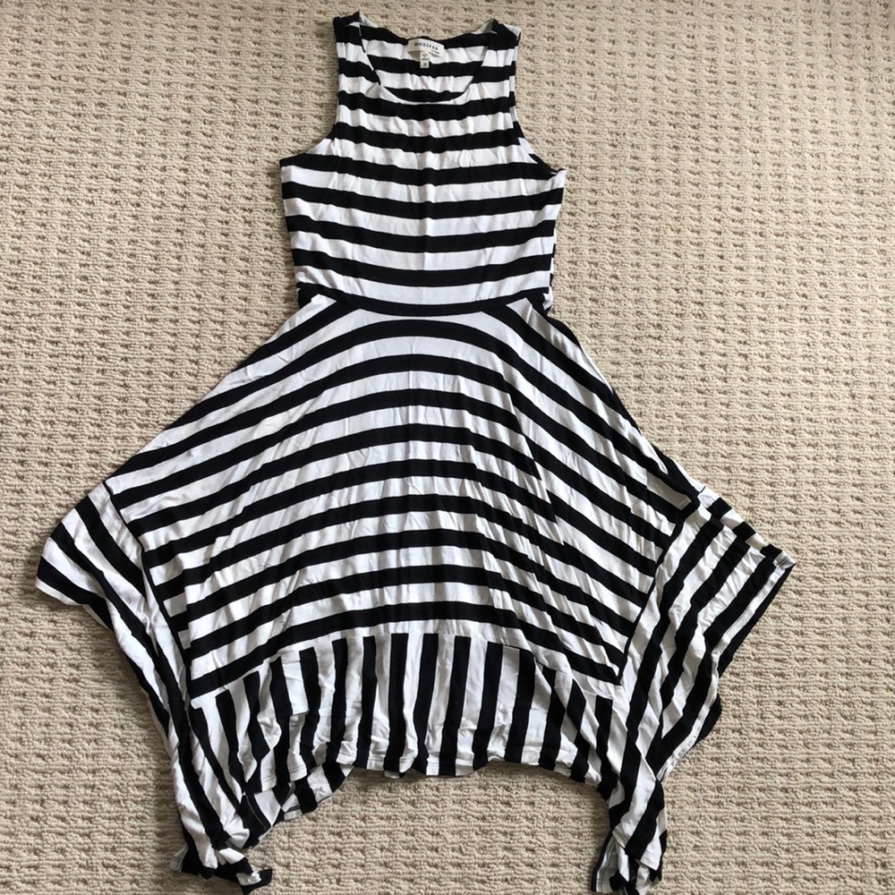 Fun material light weight dress.